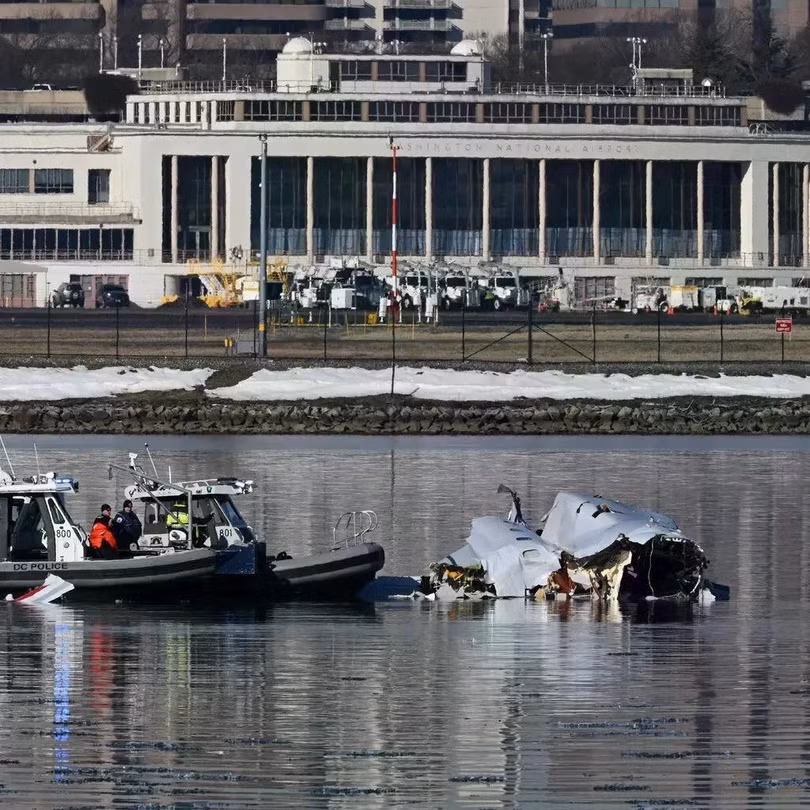 Các đội tìm kiếm trên sông Potomac gần Washington sau vụ va chạm máy bay hôm 29/1. Ảnh: New York Times.