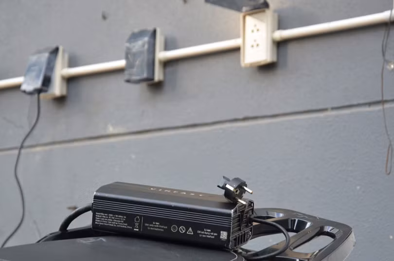 Cần kiểm tra tình trạng ổ cắm trước khi sạc xe máy điện. Ảnh: Phúc Hậu.