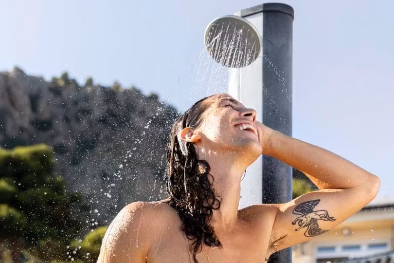 Sau khi trở về từ cái nắng như thiêu đốt, nhiều người lập tức bước vào phòng tắm để "hạ nhiệt". Ảnh: Freepik.