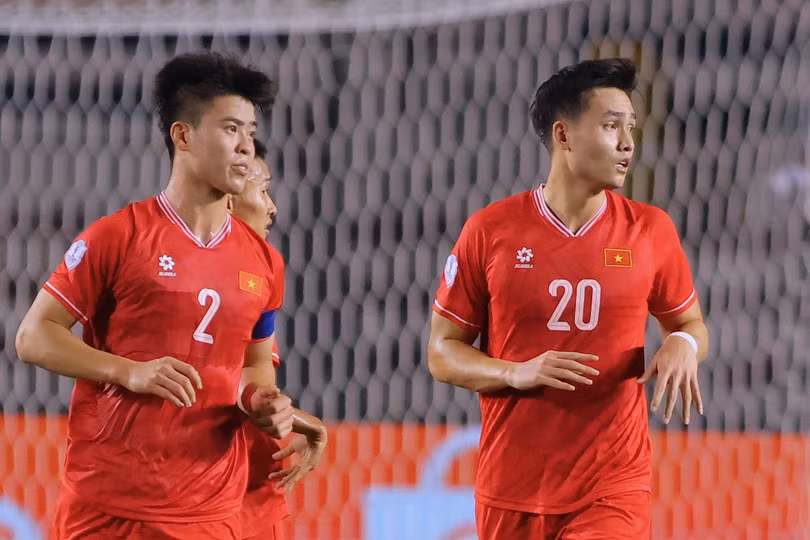 Việt Anh và đồng đội không ngăn được Philippines ghi bàn. Ảnh: John Mauricio.