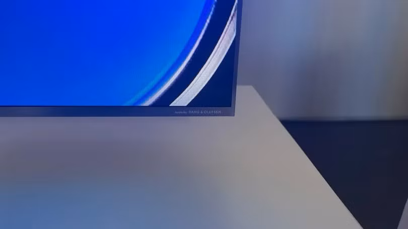 TCL C8K có viền màn hình siêu mỏng. Ảnh: What Hi-Fi?