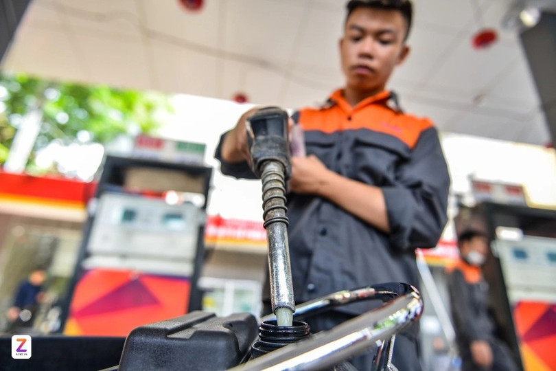 Xăng RON 95 được bán với giá 20.160 đồng. Ảnh: Quỳnh Danh.