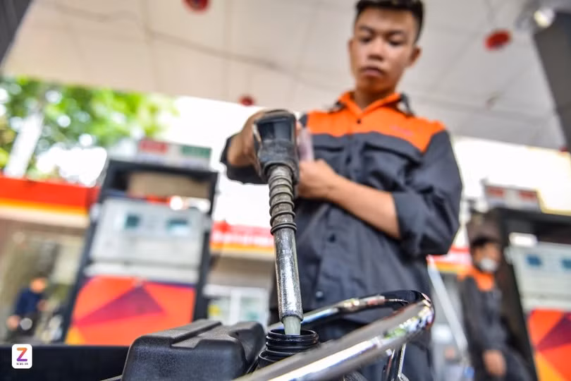 Xăng RON 95 được bán với giá 20.160 đồng. Ảnh: Quỳnh Danh.