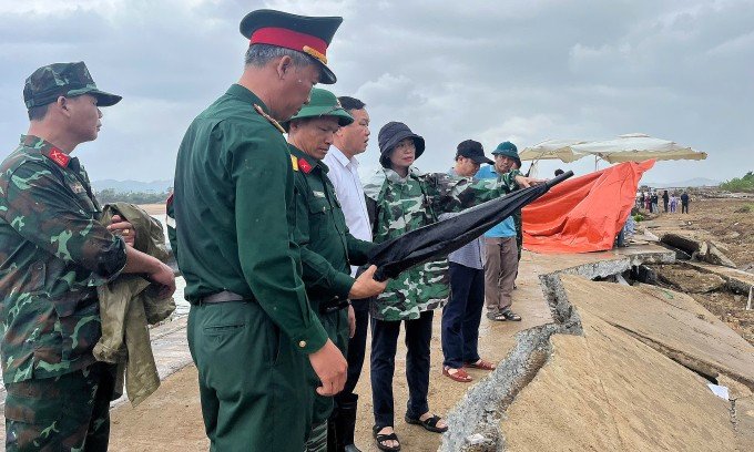 Ông Đào Mỹ (áo trắng), Phó chủ tịch UBND tỉnh Đăk Lăk, có mặt ở hiện trường. Ảnh: Quốc Phú