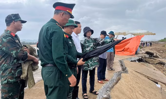 Ông Đào Mỹ (áo trắng), Phó chủ tịch UBND tỉnh Đăk Lăk, có mặt ở hiện trường. Ảnh: Quốc Phú
