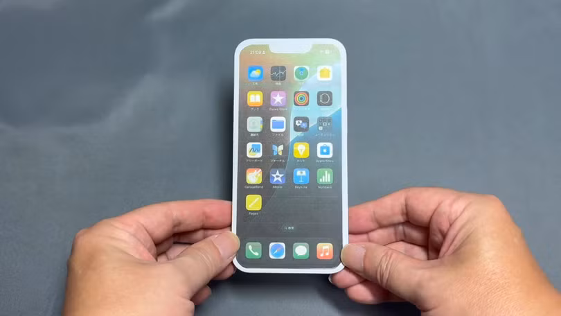 Theo tin đồn, iPhone SE 4 dự kiến ra mắt đầu năm sau với màn hình OLED 6,1 inch, chip xử lý A18 Bionic, hỗ trợ Apple Intelligence. Sản phẩm chỉ trang bị một camera sau nhưng độ phân giải tăng lên 48 MP giống iPhone 15. Đây cũng có thể là smartphone đầu tiên tích hợp modem 5G do Apple tự phát triển.