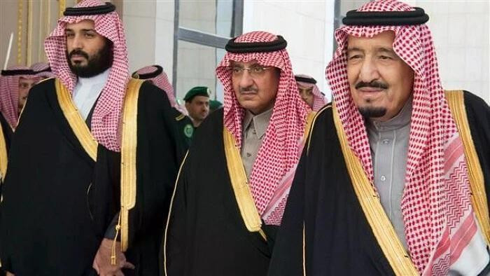 Gia đình Al Saud đã lãnh đạo Saudi Arabia suốt 90 năm qua. Phần lớn tài sản của gia tộc này dựa trên trữ lượng dầu mỏ khổng lồ của quốc gia. Nhiều gia đình hoàng gia đã làm giàu từ việc môi giới hợp đồng chính phủ, giao dịch đất đai và thành lập các doanh nghiệp phục vụ các công ty nhà nước, như Saudi Aramco. Quỹ đầu tư quốc gia PIF hiện nắm giữ tài sản trị giá 925 tỷ USD, trong khi Thái tử Mohammed bin Salman kiểm soát tài sản cá nhân trị giá hơn 1 tỷ USD. Ảnh: House of Saud.