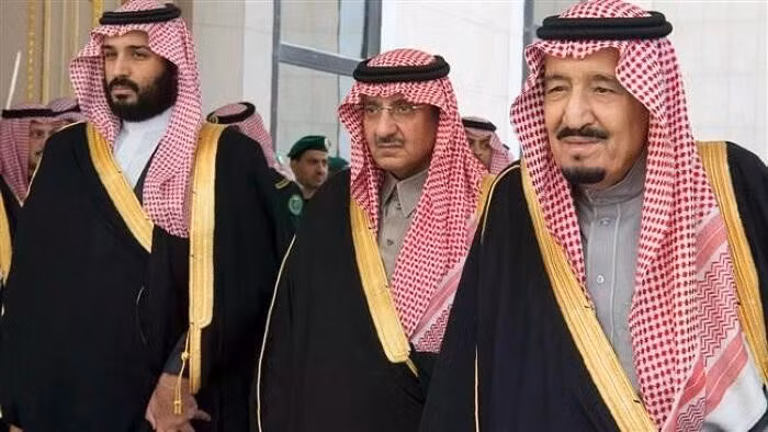 Gia đình Al Saud đã lãnh đạo Saudi Arabia suốt 90 năm qua. Phần lớn tài sản của gia tộc này dựa trên trữ lượng dầu mỏ khổng lồ của quốc gia. Nhiều gia đình hoàng gia đã làm giàu từ việc môi giới hợp đồng chính phủ, giao dịch đất đai và thành lập các doanh nghiệp phục vụ các công ty nhà nước, như Saudi Aramco. Quỹ đầu tư quốc gia PIF hiện nắm giữ tài sản trị giá 925 tỷ USD, trong khi Thái tử Mohammed bin Salman kiểm soát tài sản cá nhân trị giá hơn 1 tỷ USD. Ảnh: House of Saud.