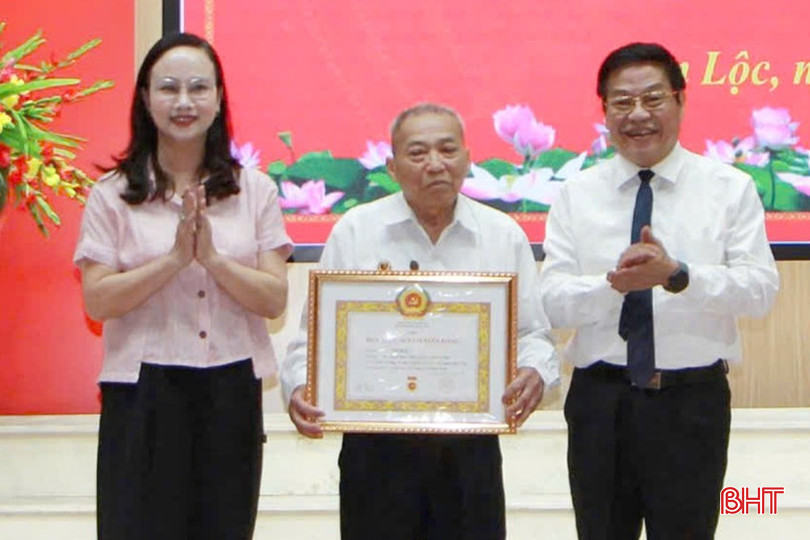 Các đồng chí: Nguyễn Trí Lạc - Phó Trưởng ban Tuyên giáo và Dân vận Tỉnh ủy và Đặng Thị Quỳnh Diệp - Bí thư Huyện ủy Can Lộc trao huy hiệu 70 năm tuổi Đảng cho đảng viên Võ Mai - Chi bộ Thôn Yên, Đảng bộ xã Thuần Thiện. Ảnh: Minh Đông bqbht_br_2.jpg