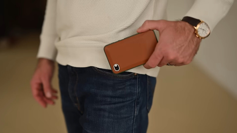 Mặc dù mẫu điện thoại này hoàn toàn có thể hoạt động như một thiết bị độc lập, Clicks nhấn mạnh rằng thiết bị được định vị là một "điện thoại phụ" lý tưởng, tập trung tối đa vào việc nhắn tin, xử lý email và quản lý công việc mà không bị cuốn vào vòng xoáy "doomscrolling" (lướt mạng xã hội). Ảnh: Clicks.