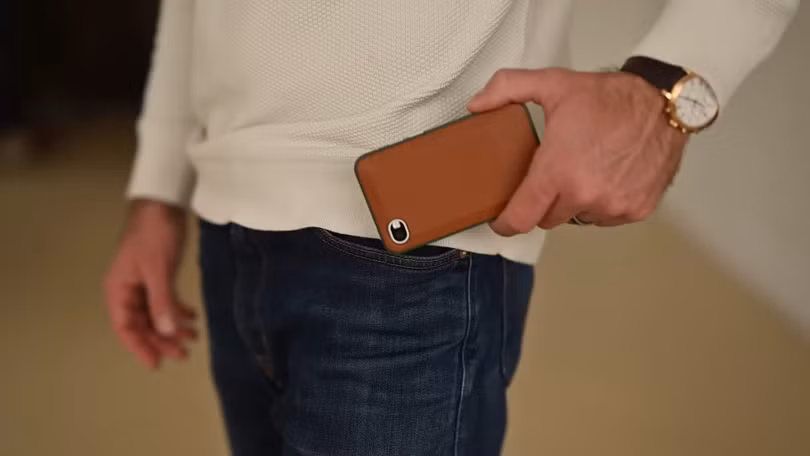 Mặc dù mẫu điện thoại này hoàn toàn có thể hoạt động như một thiết bị độc lập, Clicks nhấn mạnh rằng thiết bị được định vị là một "điện thoại phụ" lý tưởng, tập trung tối đa vào việc nhắn tin, xử lý email và quản lý công việc mà không bị cuốn vào vòng xoáy "doomscrolling" (lướt mạng xã hội). Ảnh: Clicks.