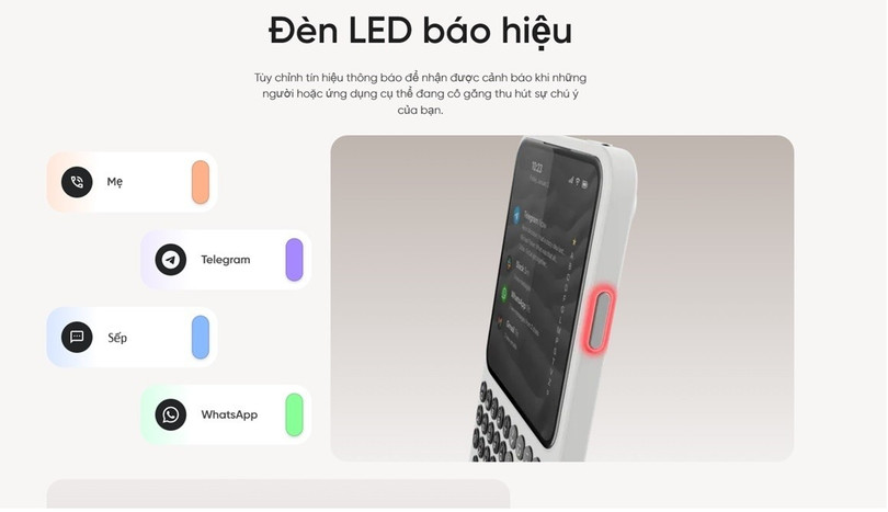 Bên cạnh đó, thiết bị còn sở hữu hệ thống đèn tín hiệu (Signal Light) - một dải đèn LED ở mặt sau cho phép tùy biến màu sắc riêng biệt cho từng danh bạ hoặc ứng dụng, giúp người dùng nhận diện thông báo mà không cần bật màn hình. Trải nghiệm điều khiển cũng được tối ưu hóa với nút gạt vật lý đa năng, hỗ trợ kích hoạt nhanh các chế độ như tắt tiếng hoặc máy bay chỉ bằng một thao tác gạt đơn giản. Ảnh: Clicks.