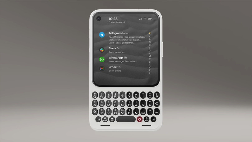 Từng gây tiếng vang với phụ kiện "Clicks Keyboard", thương hiệu Clicks vừa chính thức lấn sân sang sản xuất điện thoại với mẫu "Clicks Communicator" trình làng tại CES 2026. Trong bối cảnh thị trường smartphone dạng thanh đang dần bão hòa, thiết bị gây ấn tượng nhờ sự giao thoa giữa thiết kế bàn phím vật lý huyền thoại của BlackBerry và 'linh hồn' Android 16 hiện đại. Ảnh: Clicks.
