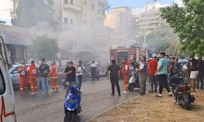 Lực lượng cứu hộ và người dân Lebanon tại hiện trường vụ nổ máy nhắn tin ở Beirut ngày 17/9. Ảnh: Reuters