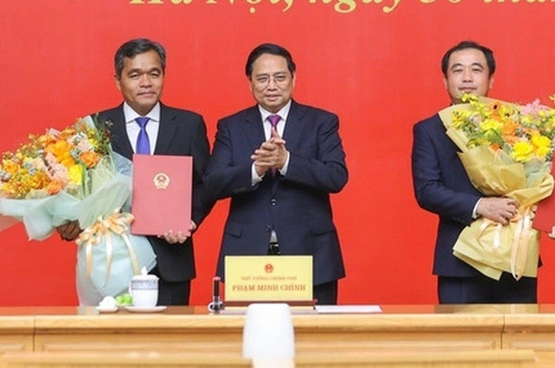 Thủ tướng Phạm Minh Chính trao các quyết định điều động và bổ nhiệm ông Trần Đức Thắng giữ chức Phó Tổng Thanh tra Chính phủ; ông Hồ Văn Niên giữ chức Thứ trưởng Thường trực Bộ Dân tộc và Tôn giáo (Ảnh: Đoàn Bắc). b1.jpg