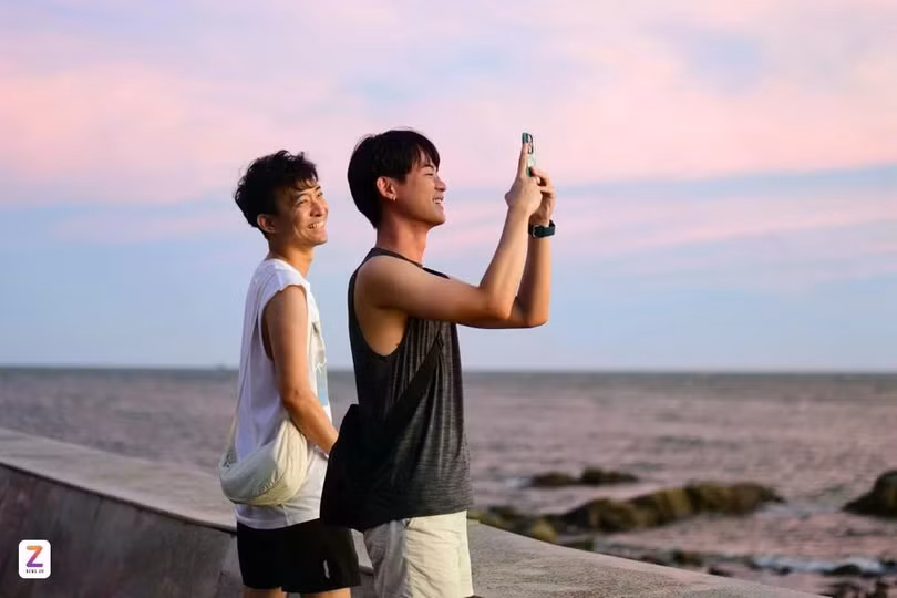 Du khách Singapore "săn" hoàng hôn tại Vũng Tàu ngày 30/4/2024. Ảnh: Linh Huỳnh.