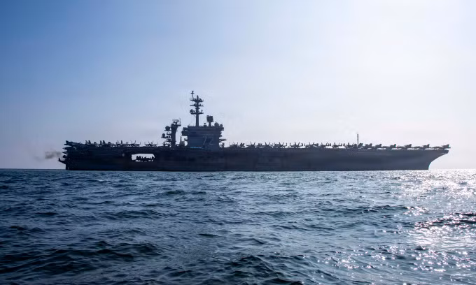 Tàu sân bay USS Abraham Lincoln của Mỹ di chuyển trên biển Arab hôm 11/2. Ảnh: US Navy