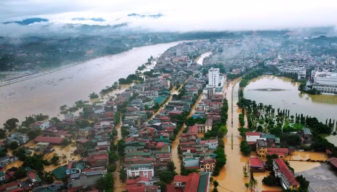 Phường Yên Bái, tỉnh Lào Cai chìm trong biển nước. Ảnh: Đình Ngọc