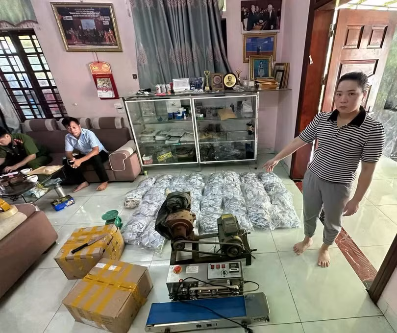 Lực lượng công an kiểm tra, thu giữ số lượng lớn thuốc Đông y đóng gói cùng máy móc, phương tiện phục vụ việc sản xuất. (ảnh: CAHN)
