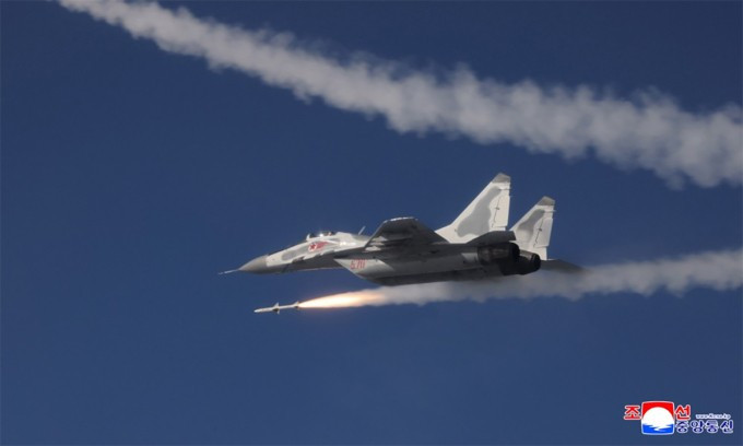 Tiêm kích MiG-29 Triều Tiên thực hành khoa mục phóng tên lửa không đối không ngày 15/5. Ảnh: KCNA Tiêm kích MiG-29 Triều Tiên thực hành khoa mục phóng tên lửa không đối không ngày 15/5. Ảnh: KCNA
