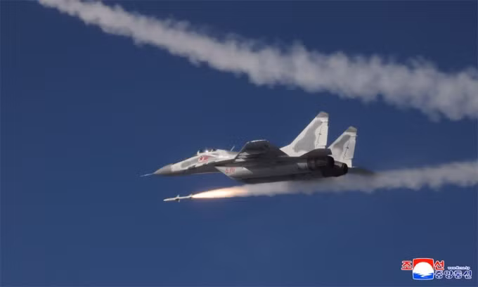 Tiêm kích MiG-29 Triều Tiên thực hành khoa mục phóng tên lửa không đối không ngày 15/5. Ảnh: KCNA