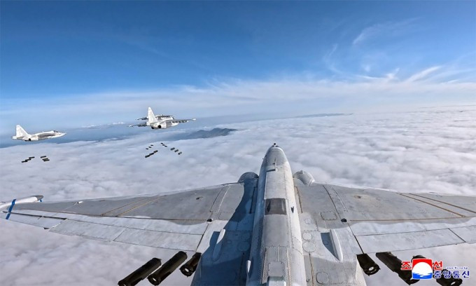 Cường kích Su-25 Triều Tiên ném bom ngày 15/5. Ảnh: KCNA Cường kích Su-25 Triều Tiên ném bom ngày 15/5. Ảnh: KCNA