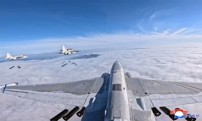 Cường kích Su-25 Triều Tiên ném bom ngày 15/5. Ảnh: KCNA