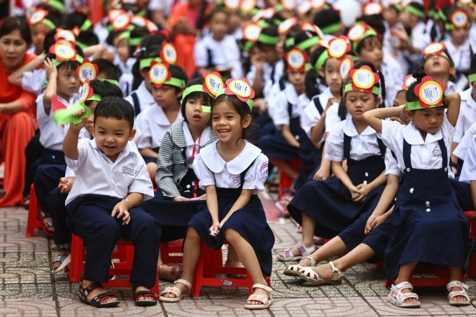 Học sinh lớp 1 trong lễ khai giảng ở trường Tiểu học Đinh Tiên Hoàng, TP Thủ Đức. Ảnh: Như Quỳnh Học sinh lớp 1 trong lễ khai giảng ở trường Tiểu học Đinh Tiên Hoàng, TP Thủ Đức. Ảnh: Như Quỳnh