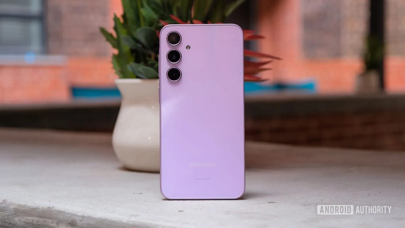 Máy giá rẻ dùng không tốt. Smartphone Android giá rẻ thường bị xem là kém chất lượng. Theo Android Authority, quan niệm trên gần như không còn chính xác trong bối cảnh hiện nay. Tuy thông số kỹ thuật có thể kém một số model đắt tiền, những thiết bị giá rẻ vẫn đáp ứng hầu hết nhu cầu cơ bản. Ngoài các công nghệ như 5G, camera độ phân giải cao hay màn hình 120 Hz, tình trạng giật lag trên các máy giá rẻ cũng giảm đáng kể so với trước đây. Ảnh: Android Authority.