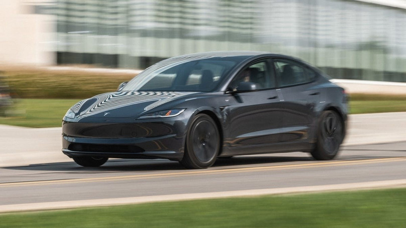 Tesla Model 3 có thể bán với giá khoảng 2 tỷ đồng nếu về Việt Nam. Ảnh: Car and Driver. Tesla Model 3 có thể bán với giá khoảng 2 tỷ đồng nếu về Việt Nam. Ảnh: Car and Driver.