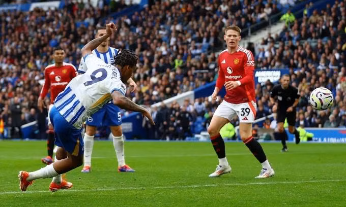 Cú đánh đầu thành bàn của Joao Pedro (số 9). Ảnh: Reuters