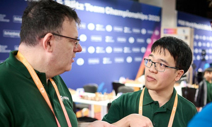 Lê Quang Liêm (phải) trò chuyện với đội trưởng đội Freedom, CEO FIDE Emil Sutovsky, tại giải cờ nhanh đồng đội thế giới ngày 13/6/2025. Ảnh: FIDE Lê Quang Liêm (phải) trò chuyện với đội trưởng đội Freedom, CEO FIDE Emil Sutovsky, tại giải cờ nhanh đồng đội thế giới ngày 13/6/2025. Ảnh: FIDE