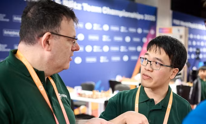 Lê Quang Liêm (phải) trò chuyện với đội trưởng đội Freedom, CEO FIDE Emil Sutovsky, tại giải cờ nhanh đồng đội thế giới ngày 13/6/2025. Ảnh: FIDE