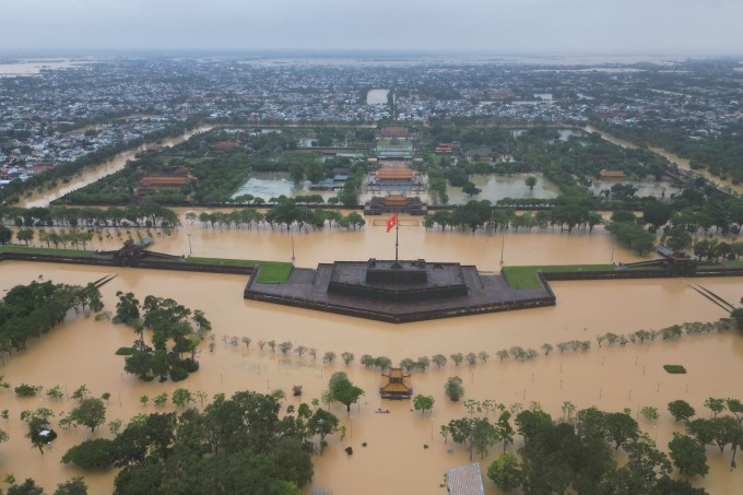 Kinh thành Huế bị nước lũ bủa vây ngày 28/10. Ảnh: Võ Thạnh Kinh thành Huế bị nước lũ bủa vây ngày 28/10. Ảnh: Võ Thạnh