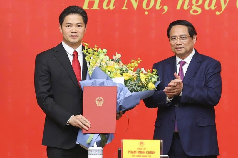 Thủ tướng Phạm Minh Chính trao quyết định tiếp nhận, bổ nhiệm ông Vũ Mạnh Hà, giữ chức Thứ trưởng Thường trực Bộ Y tế (Ảnh: Đoàn Bắc). a3.jpg