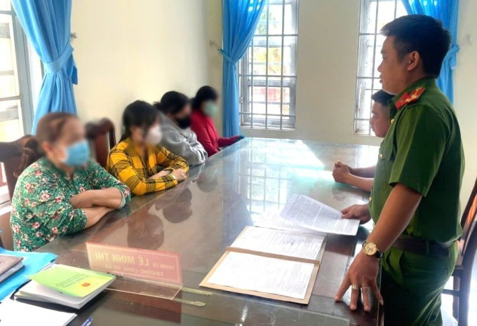 Công an xã Đại Ân 2 mời các cá nhân lên làm việc về hành vi vi phạm của mình. Ảnh: Công an cung cấp