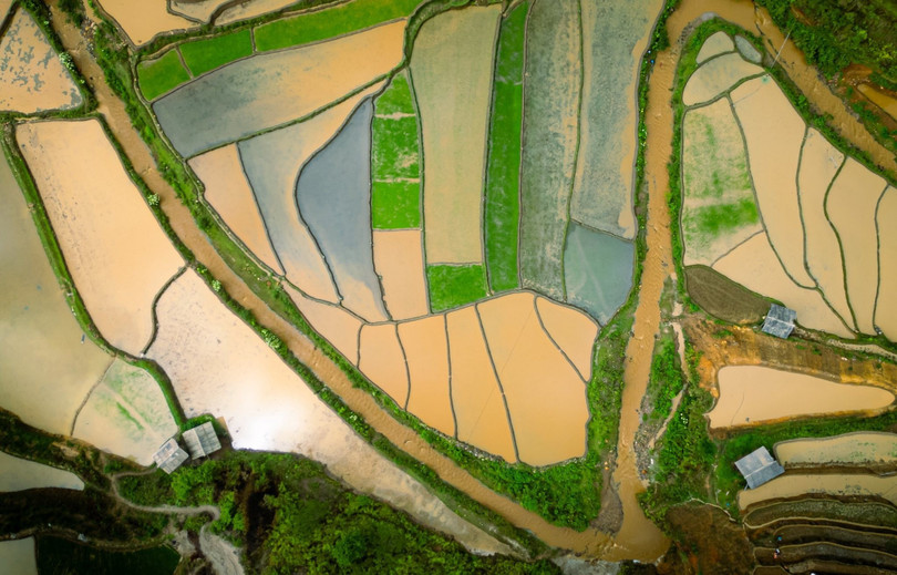 Du khách đến Mù Cang Chải vào mùa này còn có thể trải nghiệm hoạt động sản xuất nông nghiệp cùng người dân như đắp bờ, cấy mạ, hoặc đơn giản là đi bộ dọc theo các con đường mòn để cảm nhận nhịp sống chậm rãi của vùng cao.