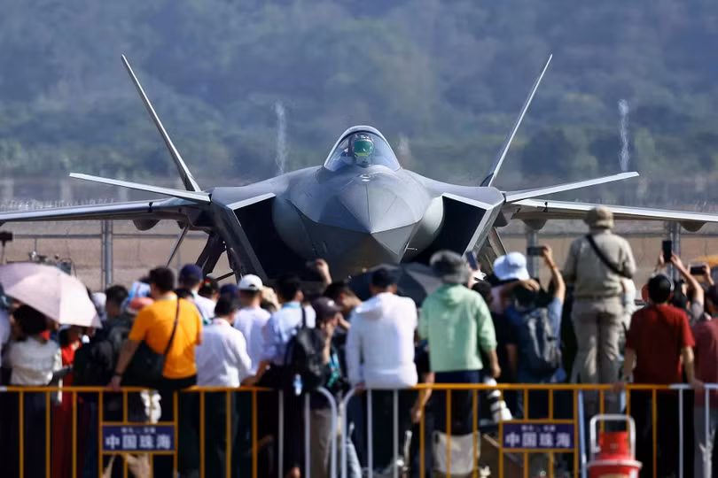 J-20 là một trong số tiêm kích được đông đảo du khách quan tâm, tìm hiểu trong đợt triển lãm lần này. Ảnh: Tingshu Wang/Reuters.