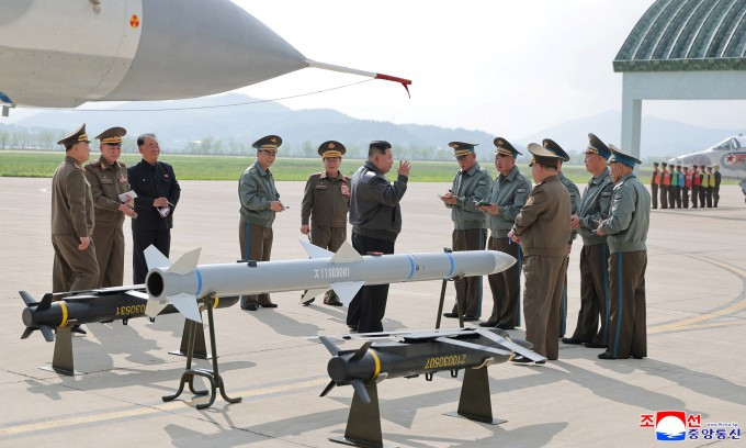 Ông Kim Jong-un bên cạnh mẫu tên lửa, bom mới trong ảnh công bố hôm nay. Ảnh: KCNA Ông Kim Jong-un bên cạnh mẫu tên lửa, bom mới trong ảnh công bố hôm nay. Ảnh: KCNA