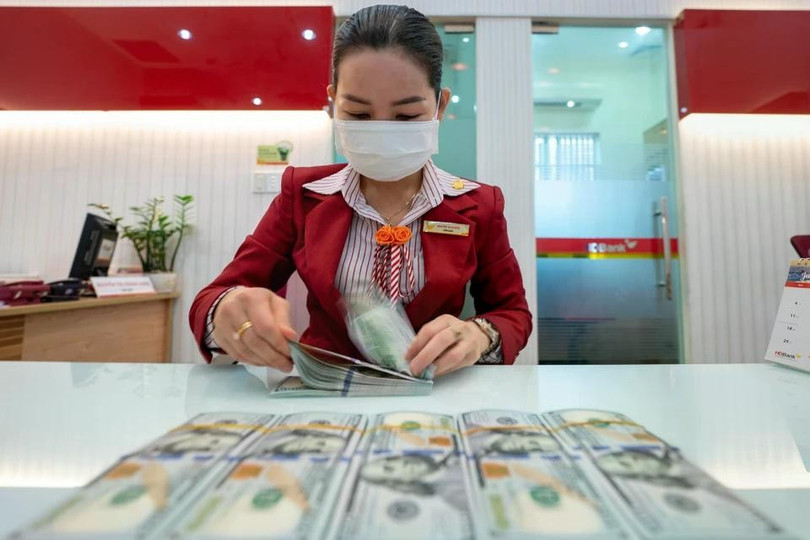 Đồng USD tăng cao trong bối cảnh xung đột tại Trung Đông đe dọa, đẩy lạm phát toàn cầu lên cao hơn. Ảnh: Nam Khánh. Đồng USD tăng cao trong bối cảnh xung đột tại Trung Đông đe dọa, đẩy lạm phát toàn cầu lên cao hơn. Ảnh: Nam Khánh.