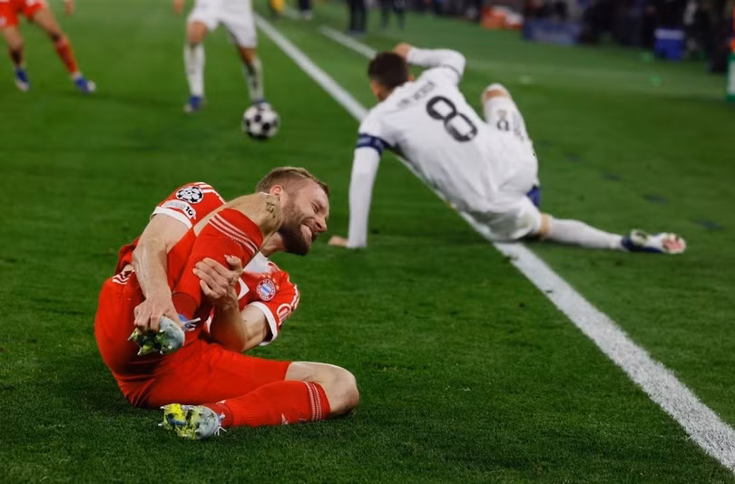 Phút 37, Bayern Munich liên tiếp đòi hai quả phạt đền khi Konrad Laimer ngã sau pha tranh chấp với Eder Militao và bóng sau đó chạm tay Ferland Mendy trong vòng cấm. Dù vậy, trọng tài không cắt còi và ngay sau đó Harry Kane ghi bàn đẹp mắt gỡ hòa 2-2 cho Bayern, các đoạn chiếu lại 2 tình huống này cũng không được phát.