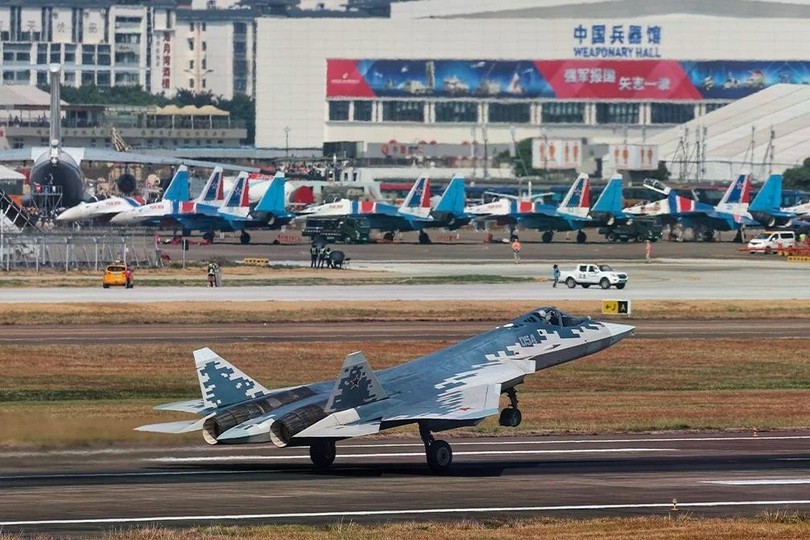 Ngoài màn trình diễn của đội bay trên không, người xem còn được mục kích cảnh cất cánh của tiêm kích Su-57 của Nga vào 12/11. Phương tiện thực hiện nhiều cú lộn trên không, trong đó có động tác khó &quot;lá vàng rơi&quot;. Năm nay, có khoảng 1.022 doanh nghiệp tới từ 47 quốc gia và khu vực tham gia, nhiều hơn năm 2022 (282 đơn vị, theo Airshow. Ảnh: Cui Meng/GT.