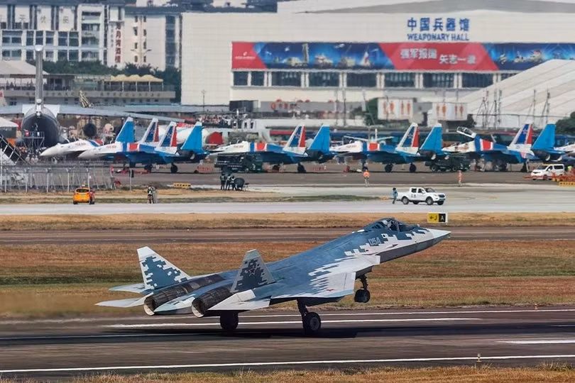 Ngoài màn trình diễn của đội bay trên không, người xem còn được mục kích cảnh cất cánh của tiêm kích Su-57 của Nga vào 12/11. Phương tiện thực hiện nhiều cú lộn trên không, trong đó có động tác khó "lá vàng rơi". Năm nay, có khoảng 1.022 doanh nghiệp tới từ 47 quốc gia và khu vực tham gia, nhiều hơn năm 2022 (282 đơn vị, theo Airshow. Ảnh: Cui Meng/GT.