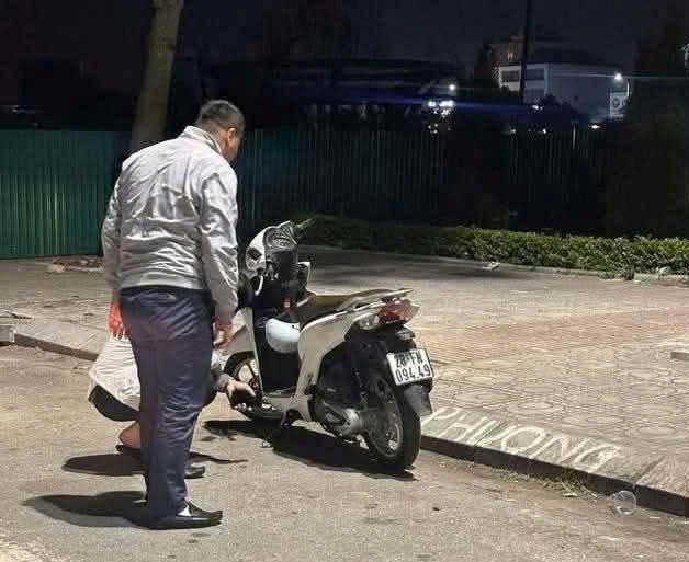 Nghi phạm vứt xe máy bên đường tiếp tục bỏ trốn. Ảnh: MXH