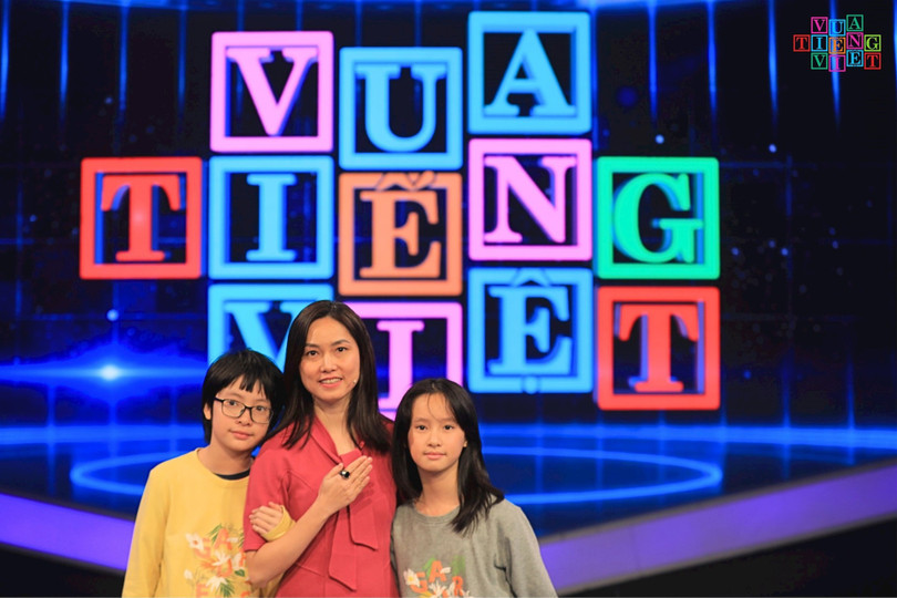 Chị Võ Thị Thu Hiền và các con tại chương trình &quot;Vua tiếng Việt&quot;. Ảnh: VTV