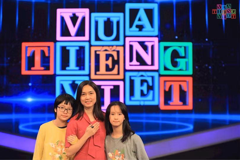 Chị Võ Thị Thu Hiền và các con tại chương trình "Vua tiếng Việt". Ảnh: VTV
