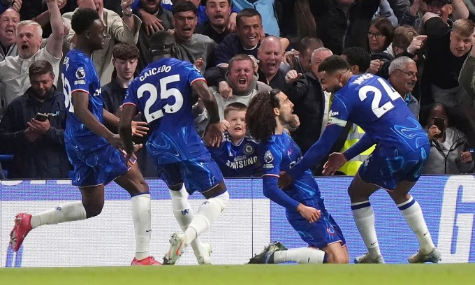 Cucurella trượt cỏ mừng bàn thắng duy nhất trong trận Chelsea hạ Man Utd 1-0 trên sân Stamford Bridge, thành phố London, Vương quốc Anh, vòng 37 Ngoại hạng Anh tối 16/5/2025. Ảnh: PA Cucurella trượt cỏ mừng bàn thắng duy nhất trong trận Chelsea hạ Man Utd 1-0 trên sân Stamford Bridge, thành phố London, Vương quốc Anh, vòng 37 Ngoại hạng Anh tối 16/5/2025. Ảnh: PA