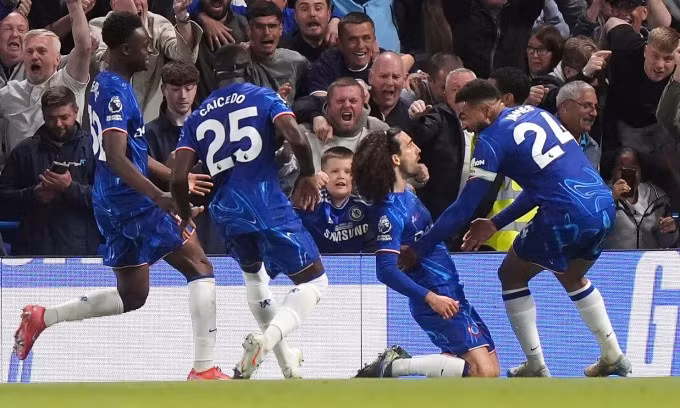 Cucurella trượt cỏ mừng bàn thắng duy nhất trong trận Chelsea hạ Man Utd 1-0 trên sân Stamford Bridge, thành phố London, Vương quốc Anh, vòng 37 Ngoại hạng Anh tối 16/5/2025. Ảnh: PA