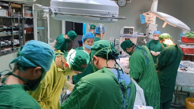 Các bác sĩ chạy đua thời gian phẫu thuật nối cánh tay cho bệnh nhân L.