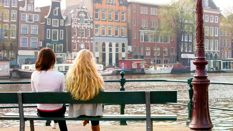 Trong khi người lao động Mỹ và nhiều quốc gia phải đi làm hơn 40 giờ/tuần, Hà Lan và một số quốc gia như Áo, Đức, Đan Mạch chỉ duy trì mức khoảng 32-34 giờ/tuần. Ảnh minh họa: Financial Times.